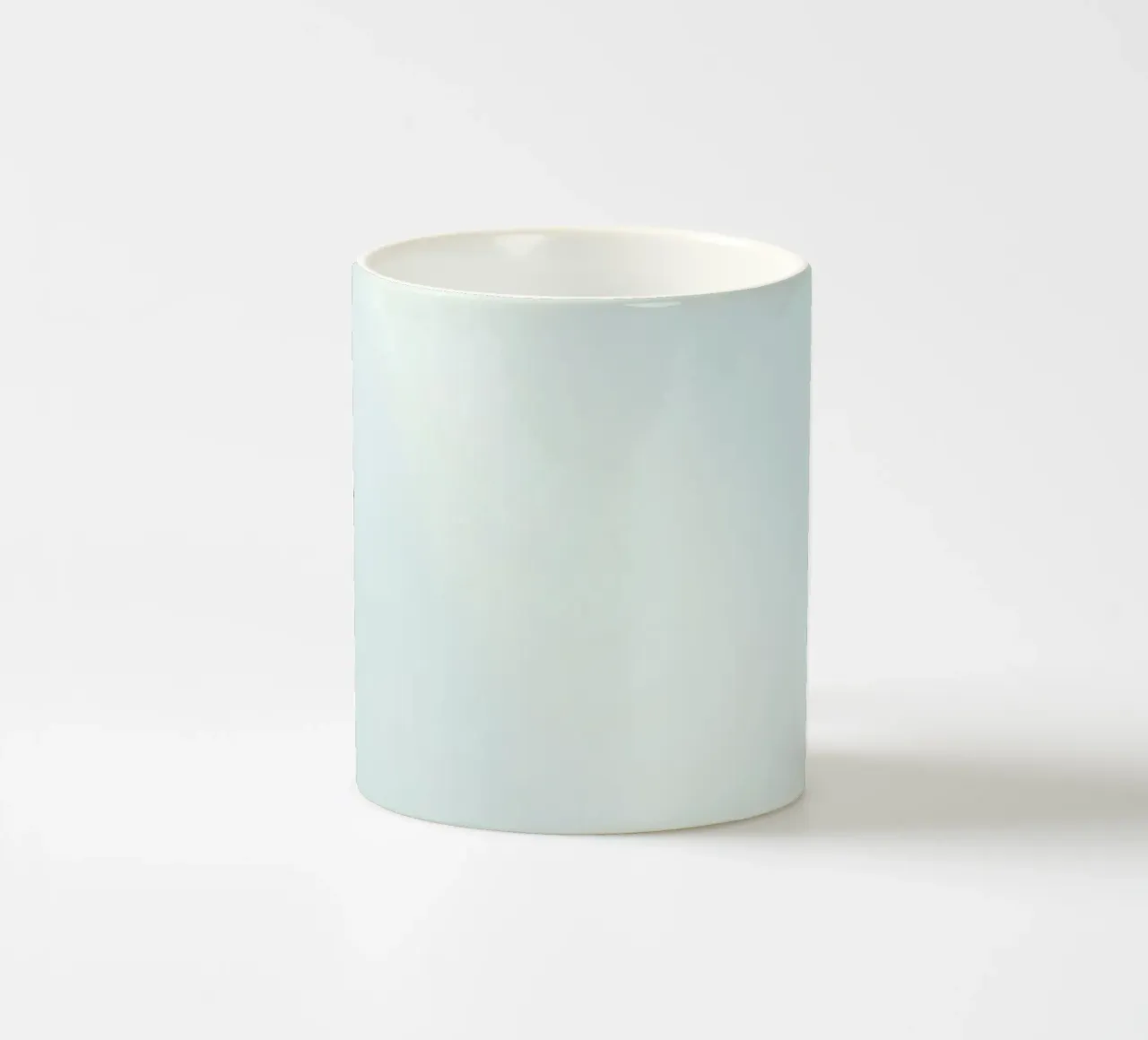 Cielo azzurro con rami frondosi in contrasto tazza in ceramica da DesignDoodle
