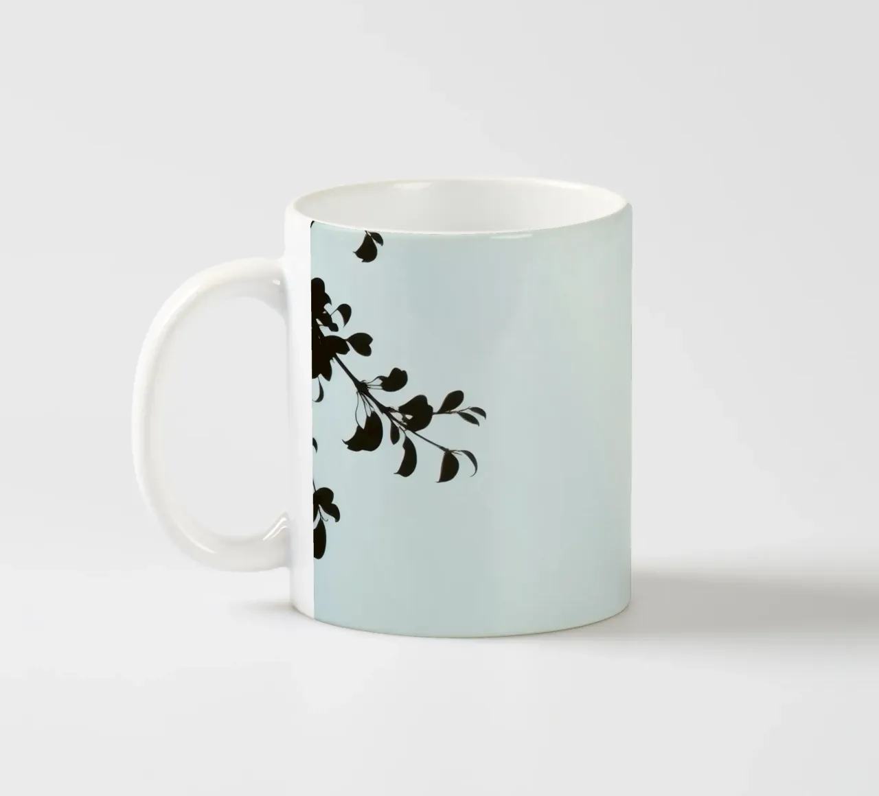Cielo azzurro con rami frondosi in contrasto tazza in ceramica da DesignDoodle