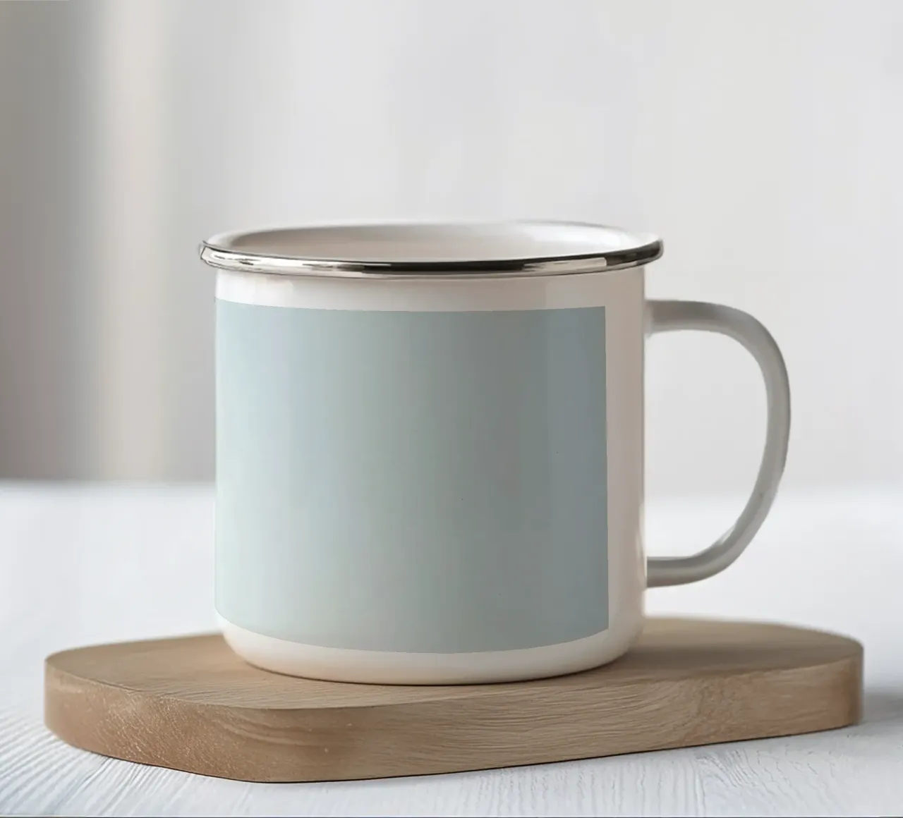 Cielo azzurro con rami frondosi in contrasto tazza in smalto da DesignDoodle