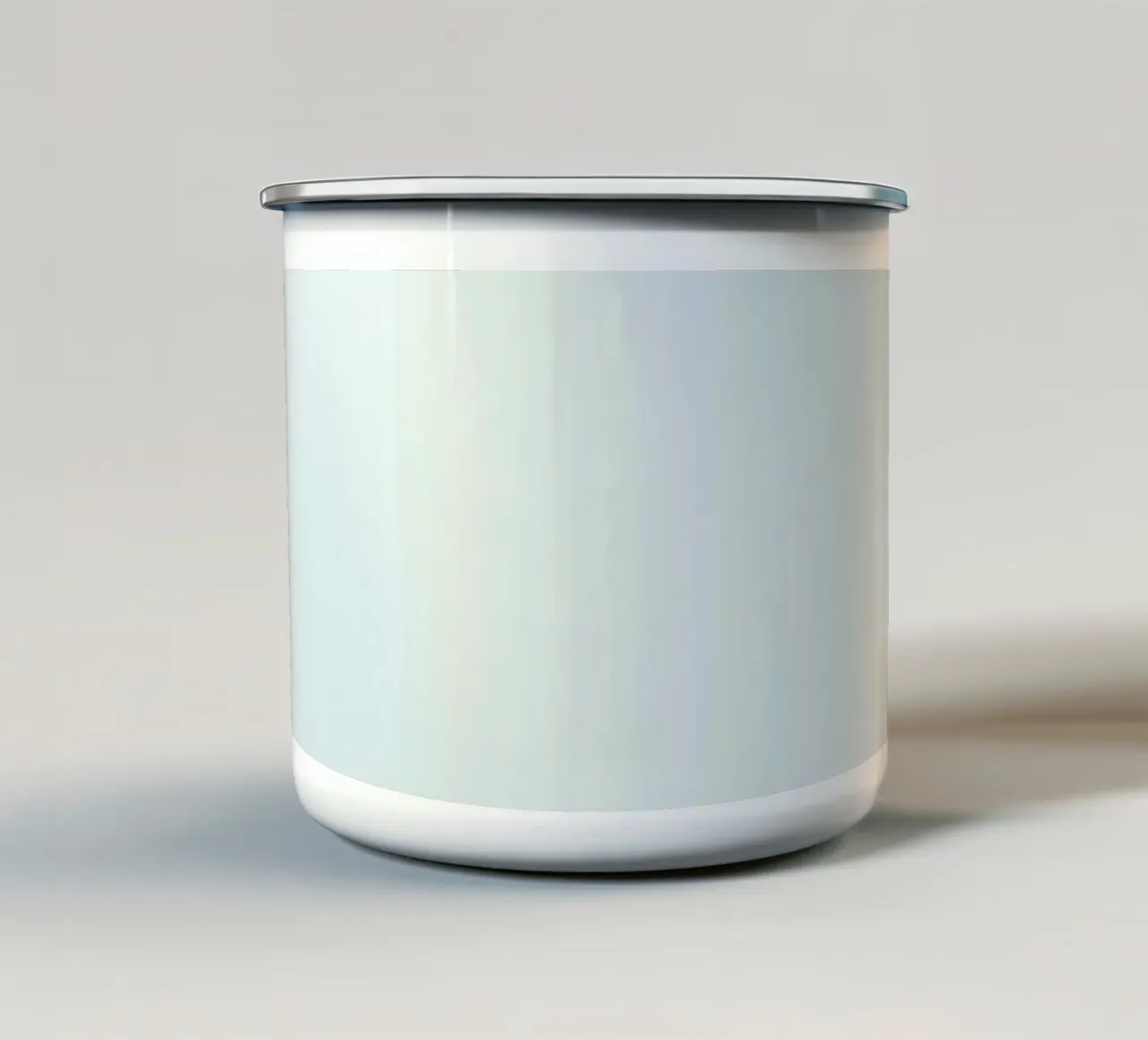 Cielo azzurro con rami frondosi in contrasto tazza in smalto da DesignDoodle