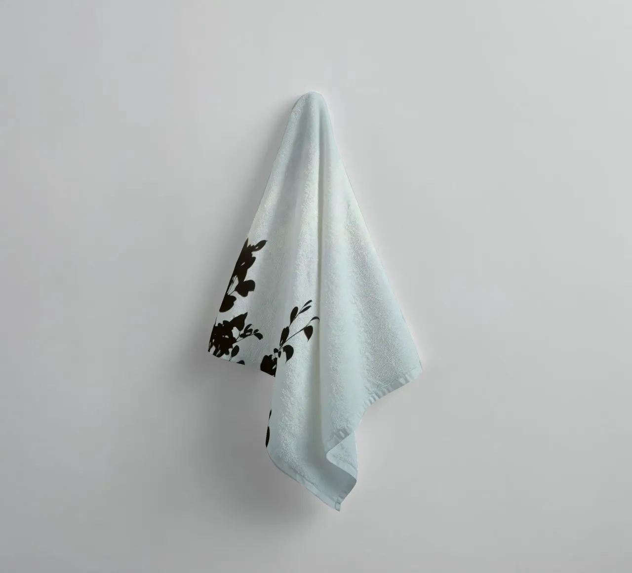 Cielo azzurro con rami frondosi in contrasto asciugamano da bagno da DesignDoodle