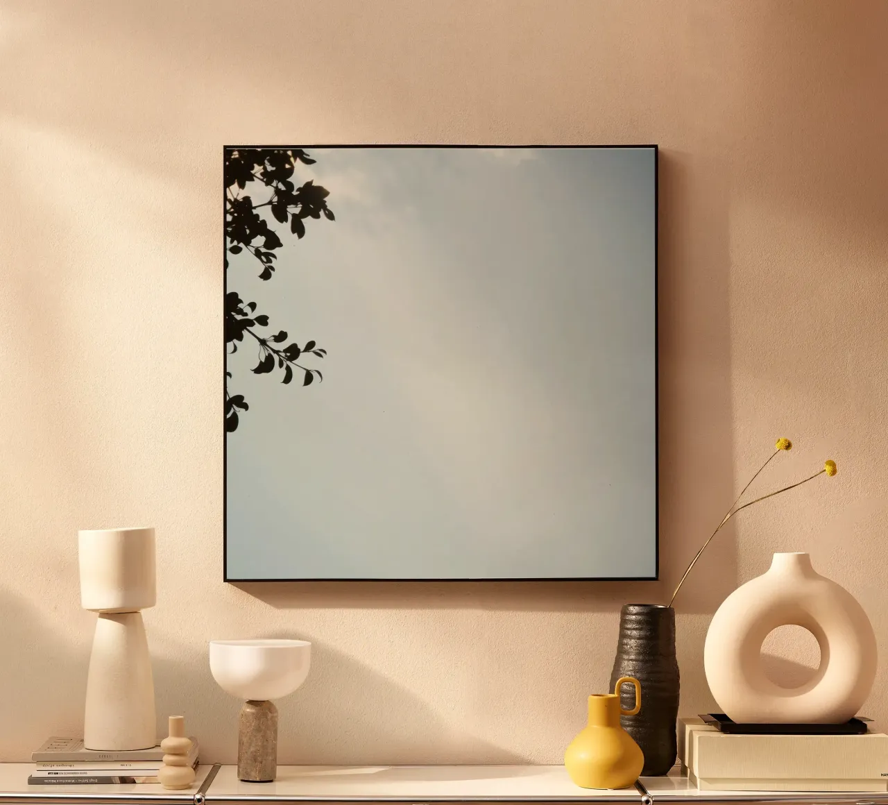 Helderblauwe lucht met bladertakken in contrast forex-plaat van DesignDoodle