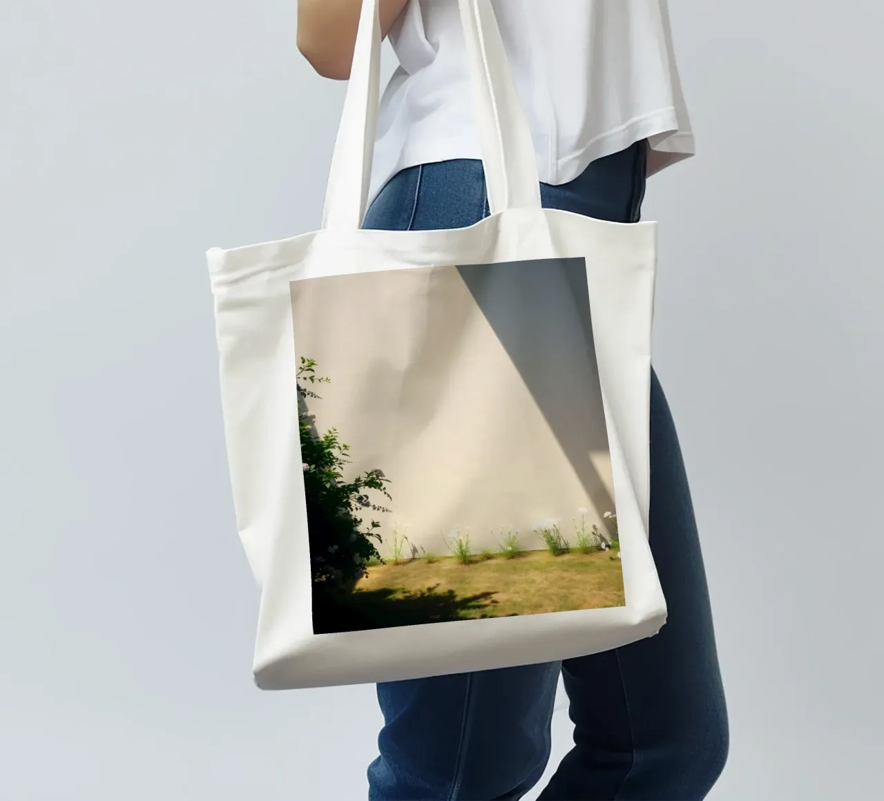 La luce del sole proietta ombre drammatiche su un giardino di fiori in fiore borsa in juta da DesignDoodle