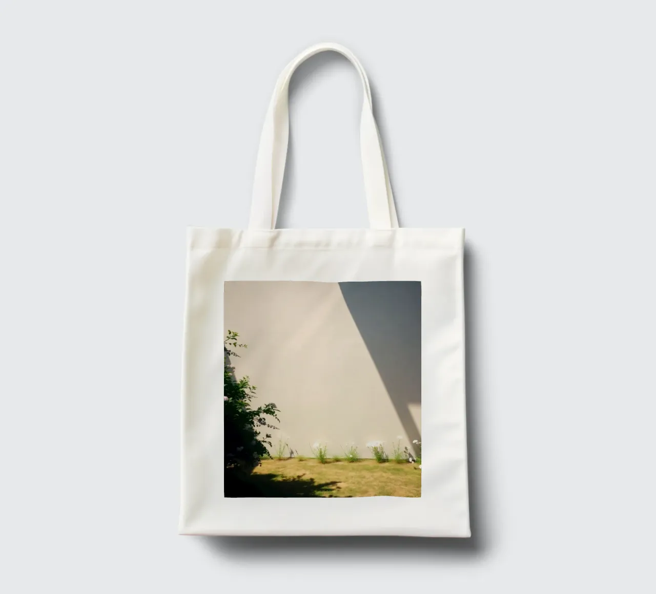 La luce del sole proietta ombre drammatiche su un giardino di fiori in fiore borsa in juta da DesignDoodle