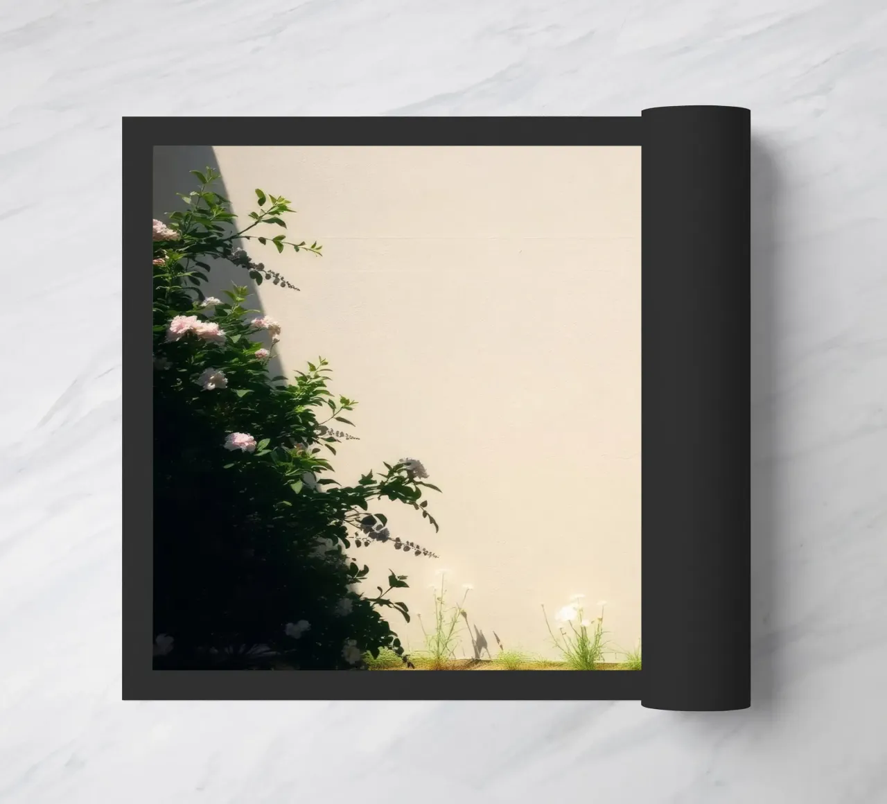 La luce del sole proietta ombre drammatiche su un giardino di fiori in fiore zerbino da DesignDoodle