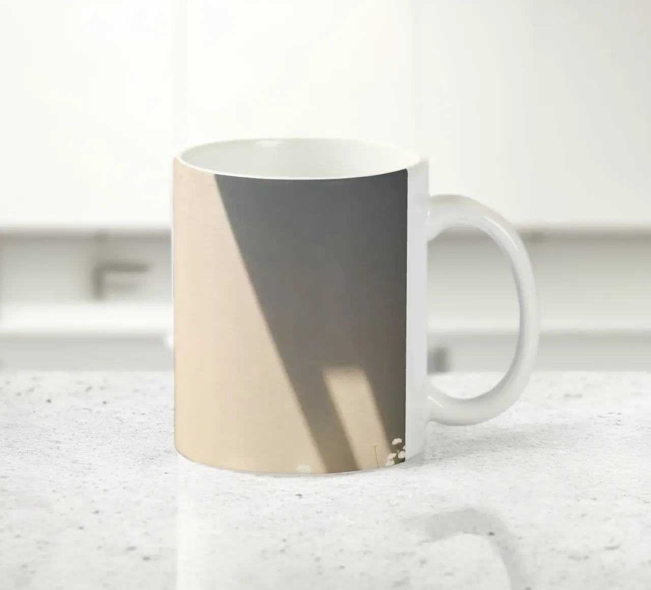 La luce del sole proietta ombre drammatiche su un giardino di fiori in fiore tazza in ceramica da DesignDoodle