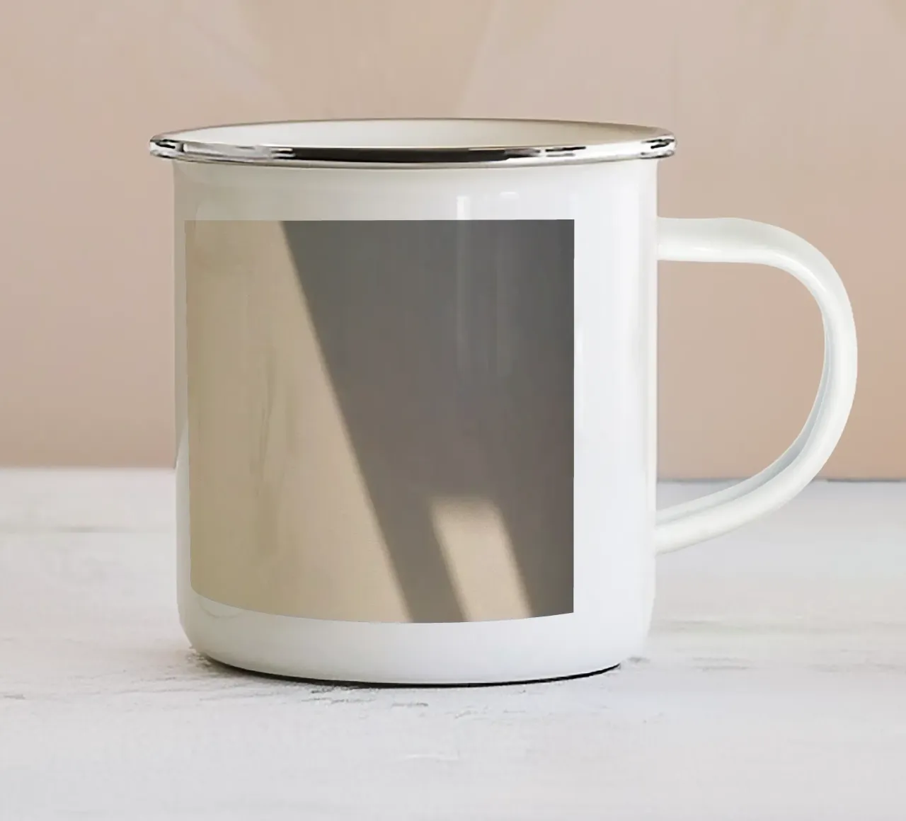 La luce del sole proietta ombre drammatiche su un giardino di fiori in fiore tazza in smalto da DesignDoodle