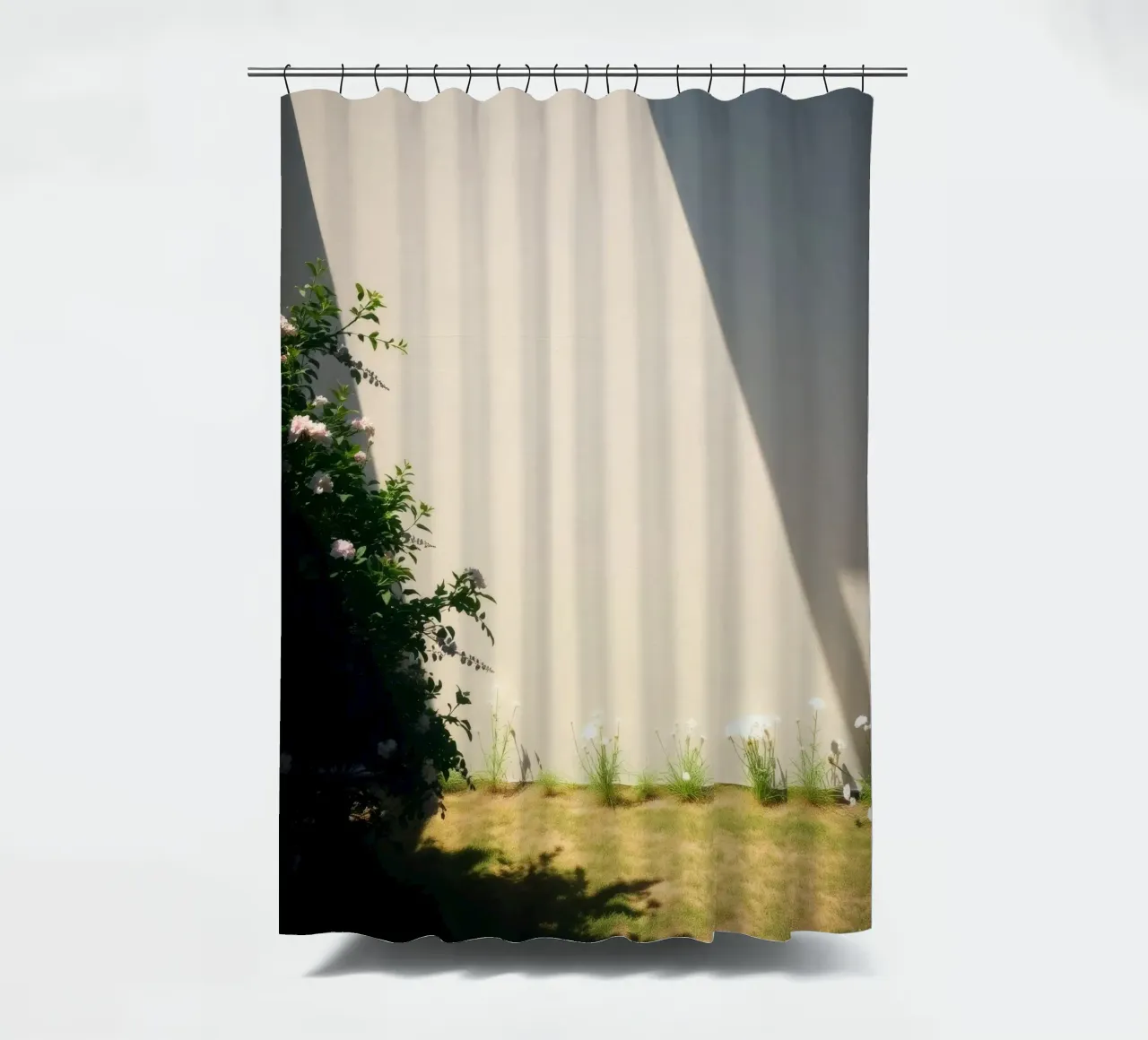 Zonlicht werpt dramatische schaduwen op een tuin met bloeiende bloemen douchegordijn van DesignDoodle