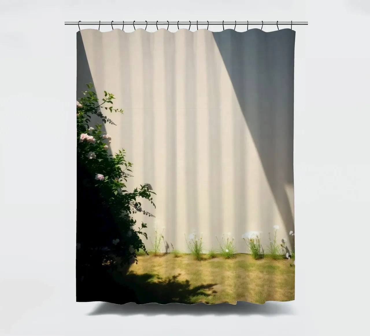 Zonlicht werpt dramatische schaduwen op een tuin met bloeiende bloemen douchegordijn van DesignDoodle