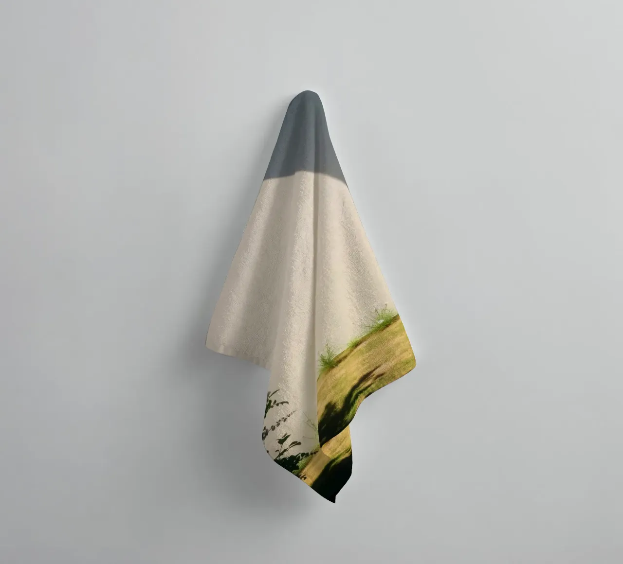 Zonlicht werpt dramatische schaduwen op een tuin met bloeiende bloemen badhanddoek van DesignDoodle