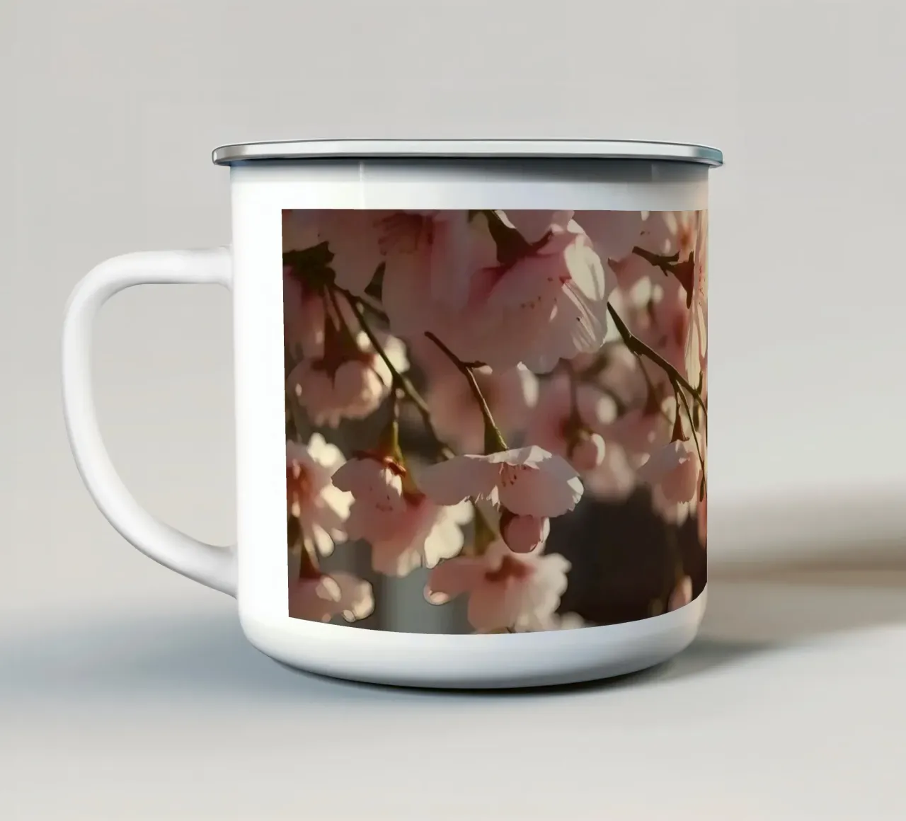 I fiori di ciliegio sbocciano in primavera su un morbido sfondo tazza in smalto da DesignDoodle