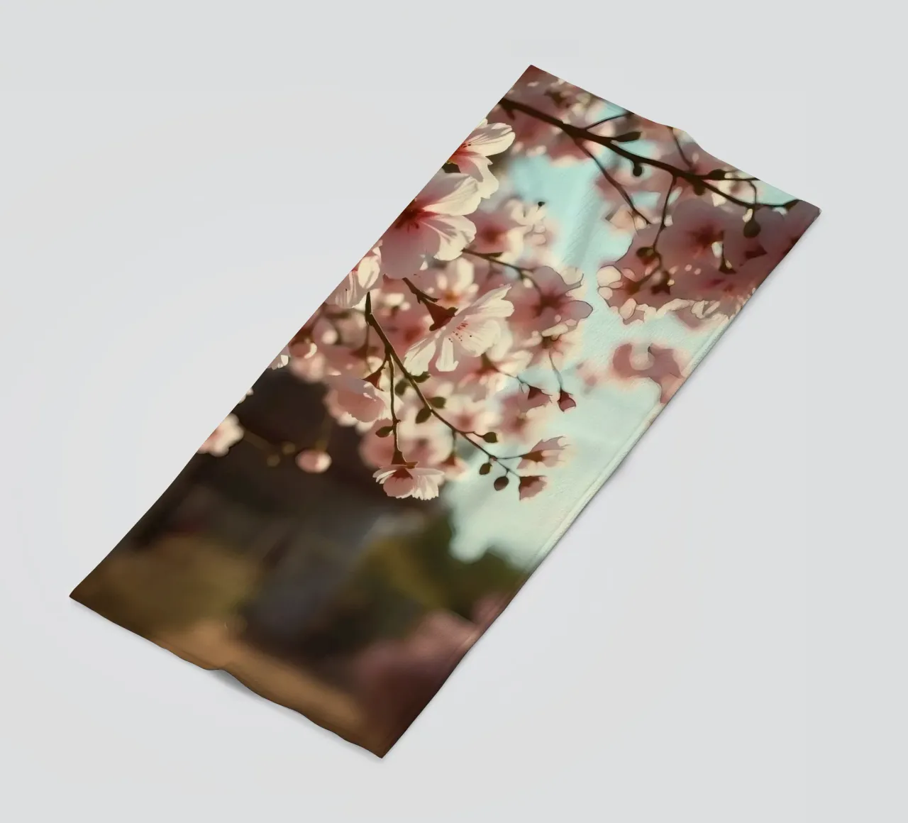 I fiori di ciliegio sbocciano in primavera su un morbido sfondo telo mare da DesignDoodle