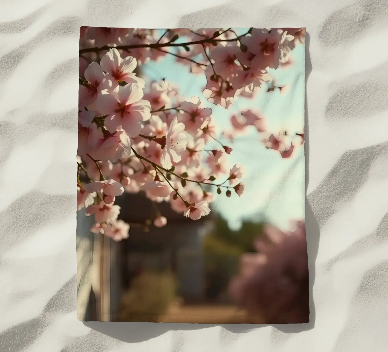 I fiori di ciliegio sbocciano in primavera su un morbido sfondo telo mare da DesignDoodle