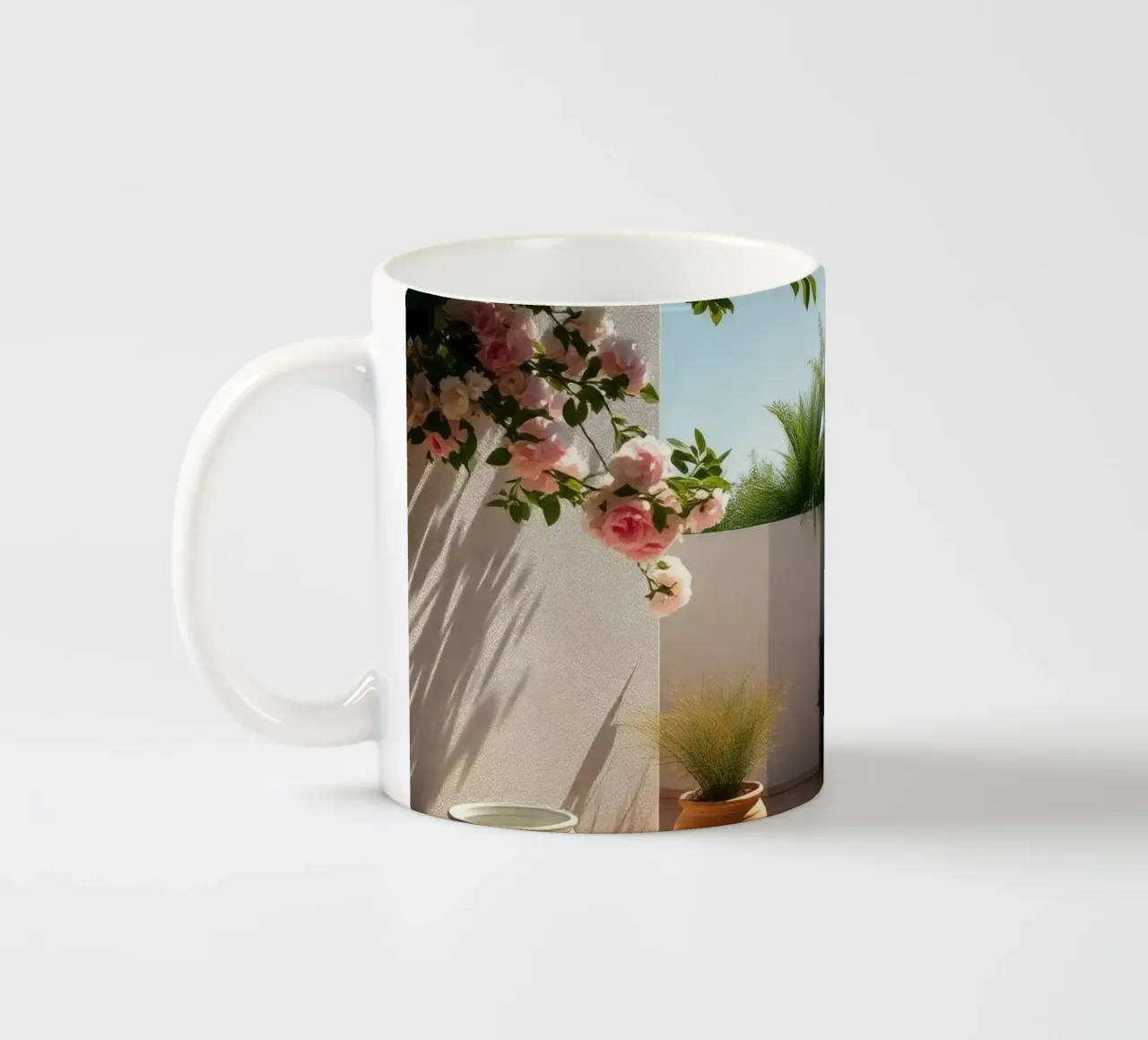 Luminoso e tranquillo patio esterno ornato di fiori in fiore tazza in ceramica da DesignDoodle