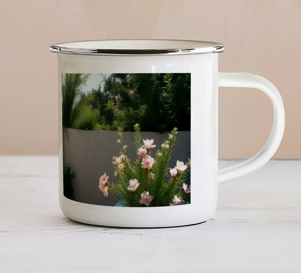 Luminoso e tranquillo patio esterno ornato di fiori in fiore tazza in smalto da DesignDoodle