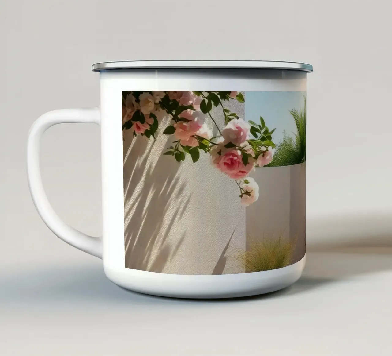 Luminoso e tranquillo patio esterno ornato di fiori in fiore tazza in smalto da DesignDoodle