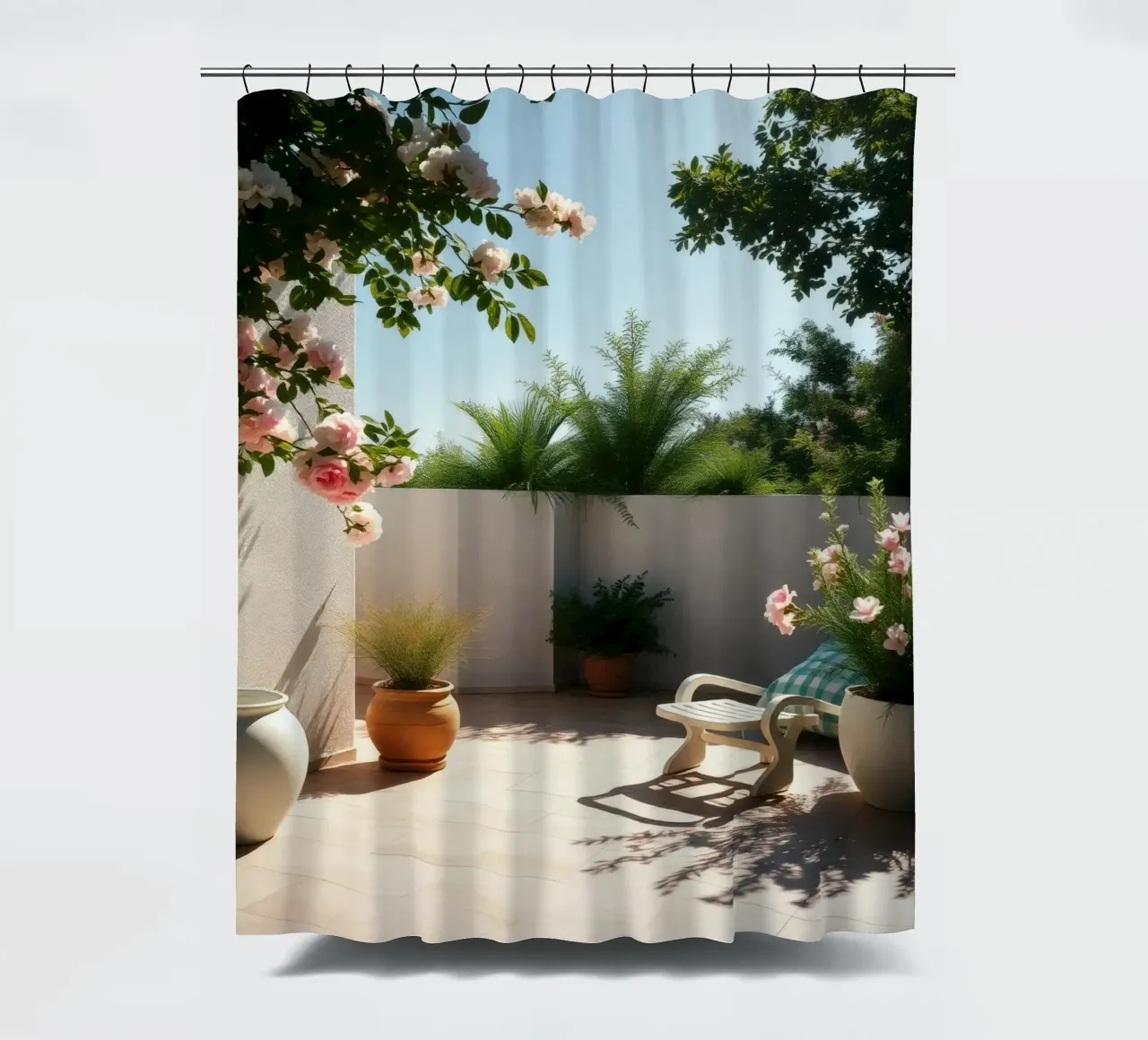 Luminoso e tranquillo patio esterno ornato di fiori in fiore tenda da doccia da DesignDoodle