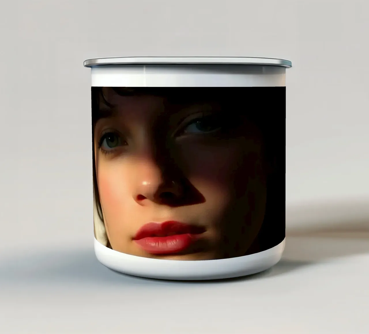 Natuurlijk licht verlicht het gezicht van een jonge vrouw emaille mok van DesignDoodle