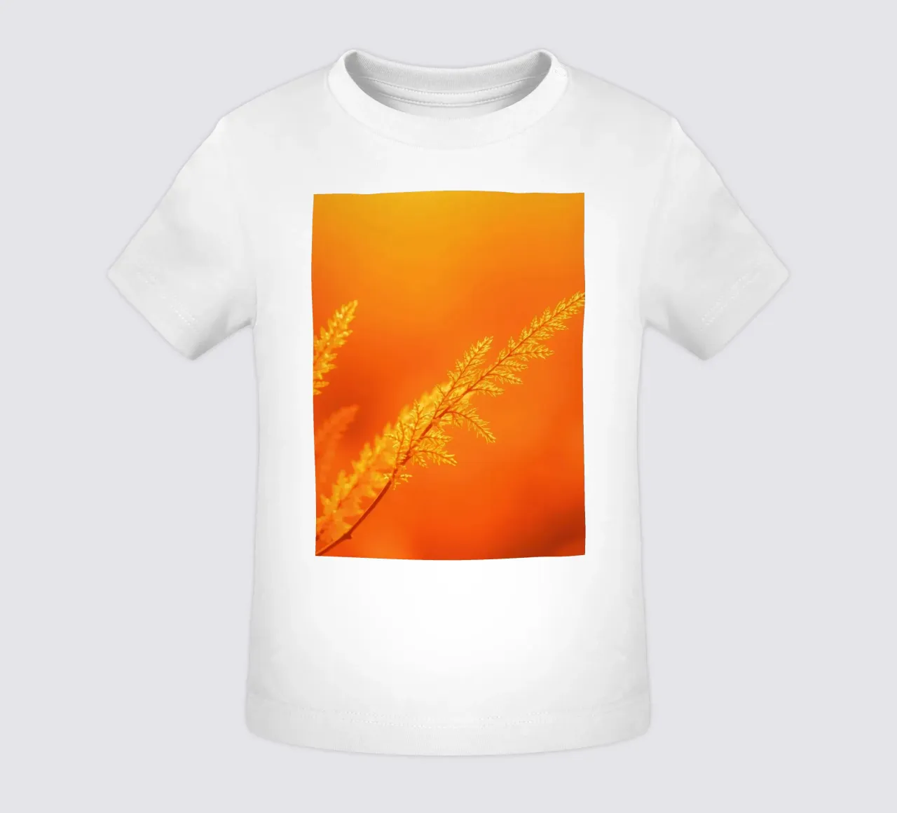 Kräftiger goldener Hintergrund mit zartem Laub beleuchtet Baby T-Shirt von DesignDoodle