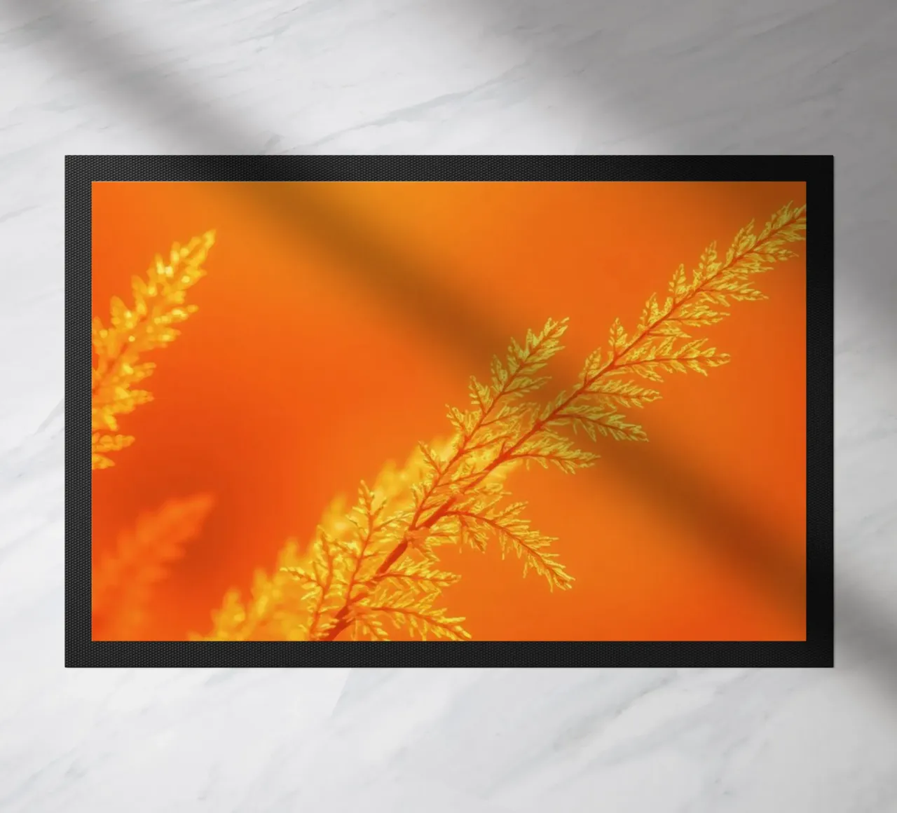 Kräftiger goldener Hintergrund mit zartem Laub beleuchtet Fußmatte von DesignDoodle