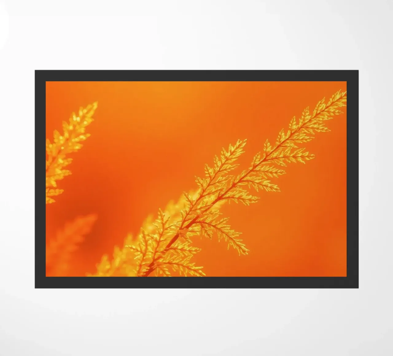 Kräftiger goldener Hintergrund mit zartem Laub beleuchtet Fußmatte von DesignDoodle