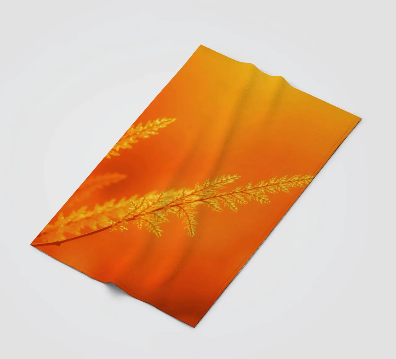 Kräftiger goldener Hintergrund mit zartem Laub beleuchtet Fleecedecke von DesignDoodle