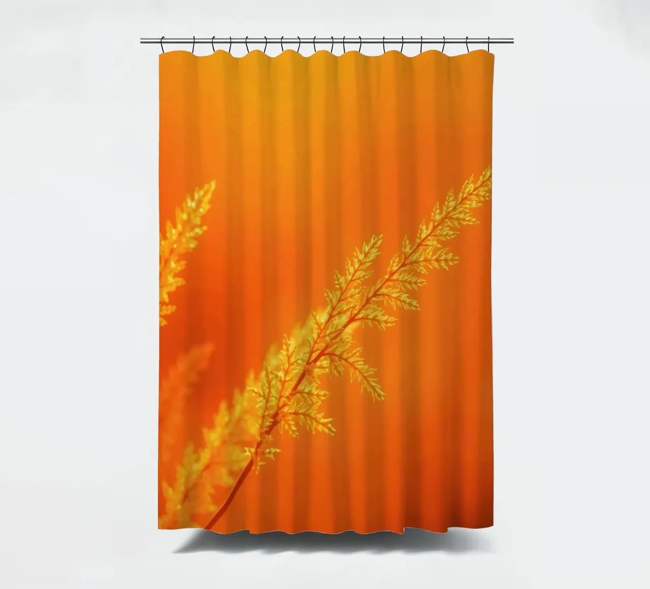 Kräftiger goldener Hintergrund mit zartem Laub beleuchtet Duschvorhang von DesignDoodle