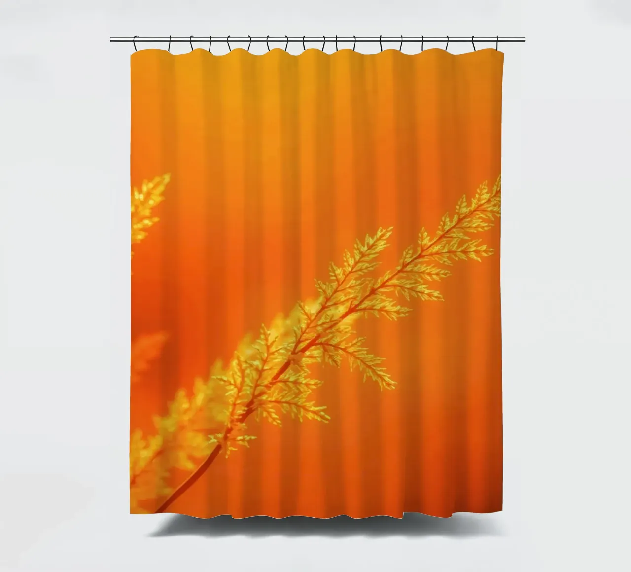 Kräftiger goldener Hintergrund mit zartem Laub beleuchtet Duschvorhang von DesignDoodle