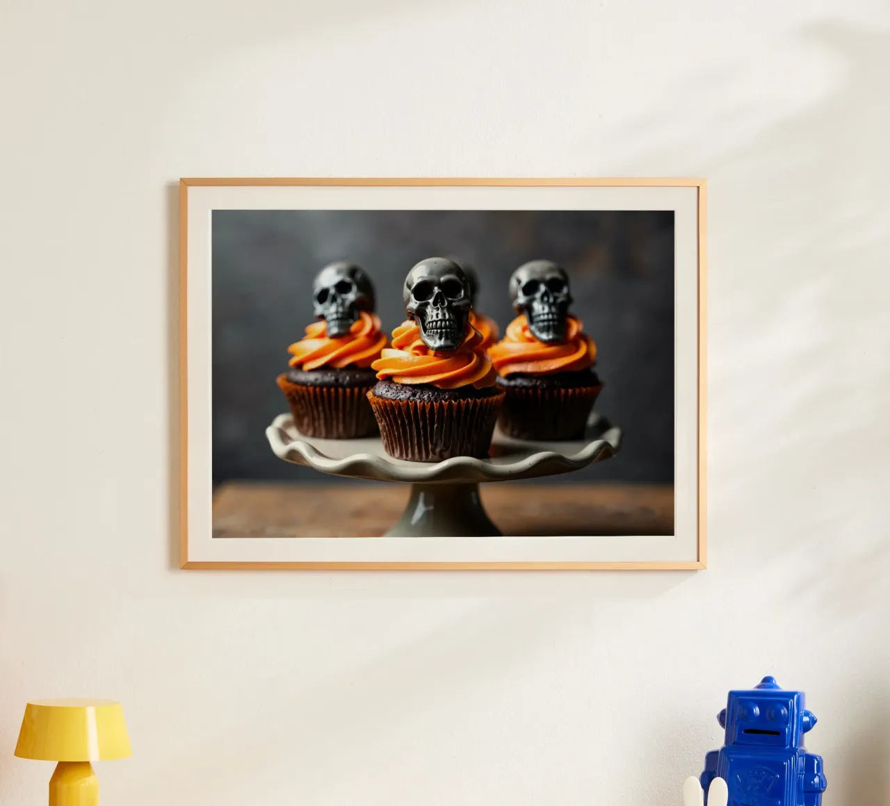 Cupcake di Halloween con teschi poster con telaio in legno da Lisa Artifexia
