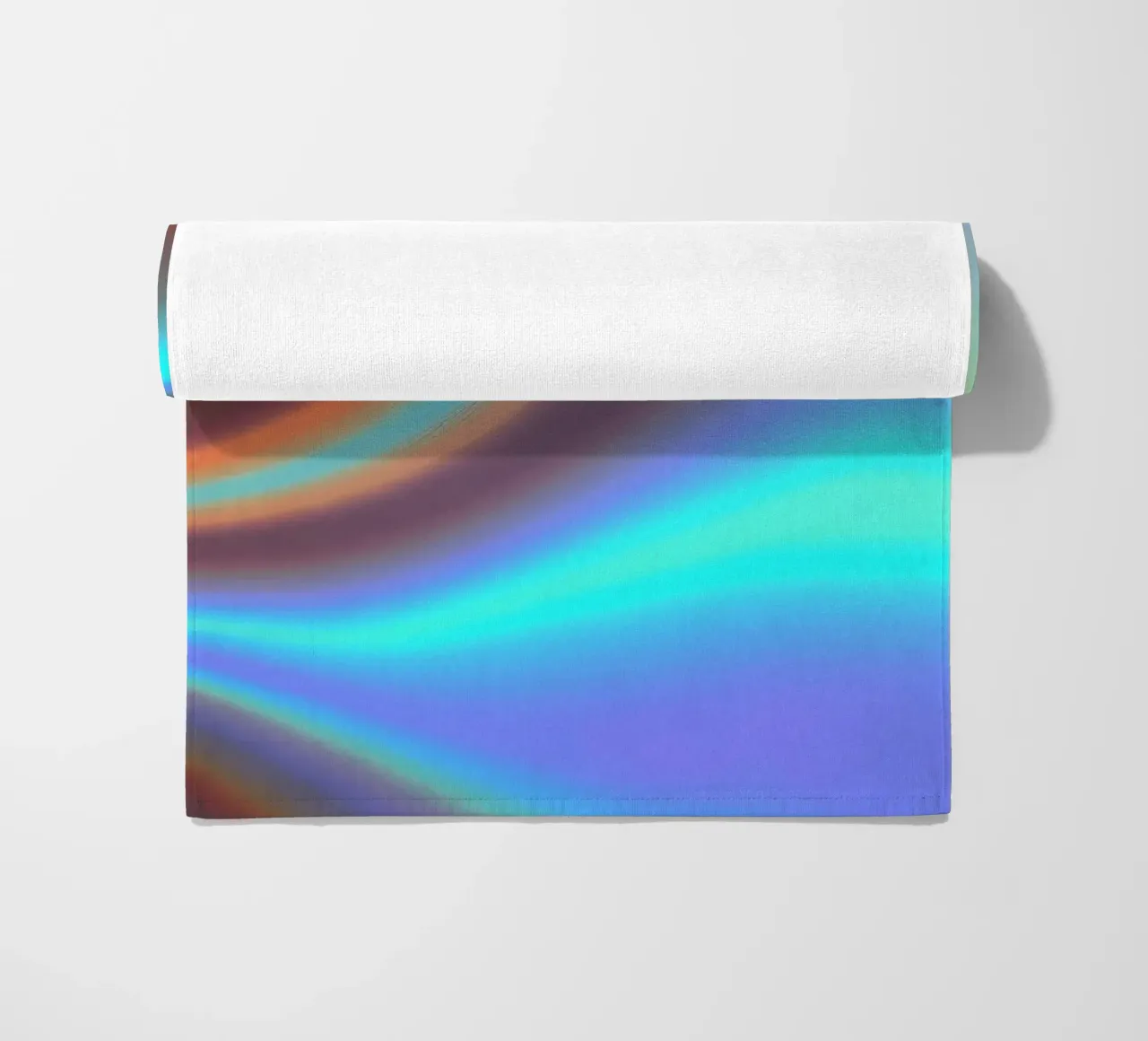 Fond abstrait vibrant de couleur chrome et de dégradé lisse serviette de plage de DesignDoodle