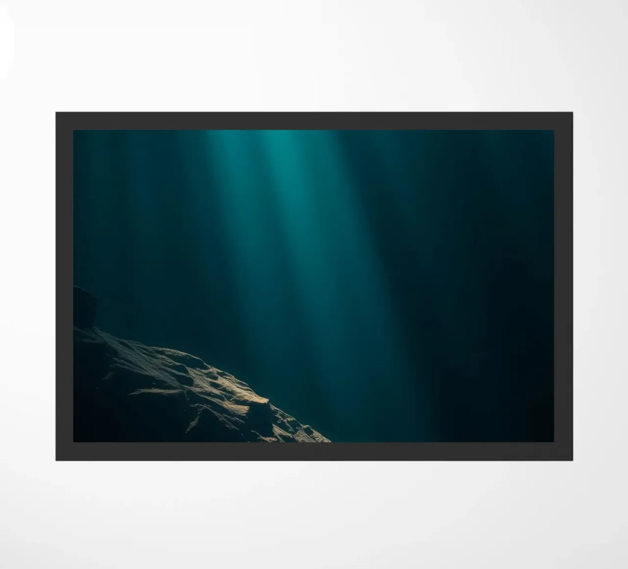 Stupefacenti fasci di luce calmante che si riflettono sull'acqua zerbino da DesignDoodle