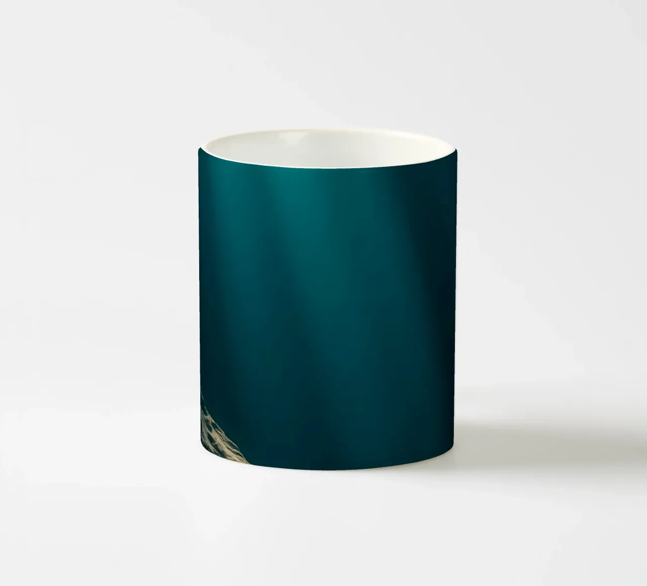 Stupefacenti fasci di luce calmante che si riflettono sull'acqua tazza in ceramica da DesignDoodle