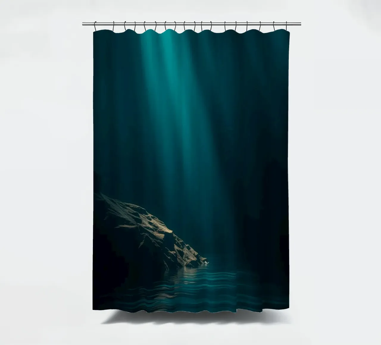 Atemberaubende beruhigende Lichtstrahlen, die sich auf dem Wasser spiegeln Duschvorhang von DesignDoodle