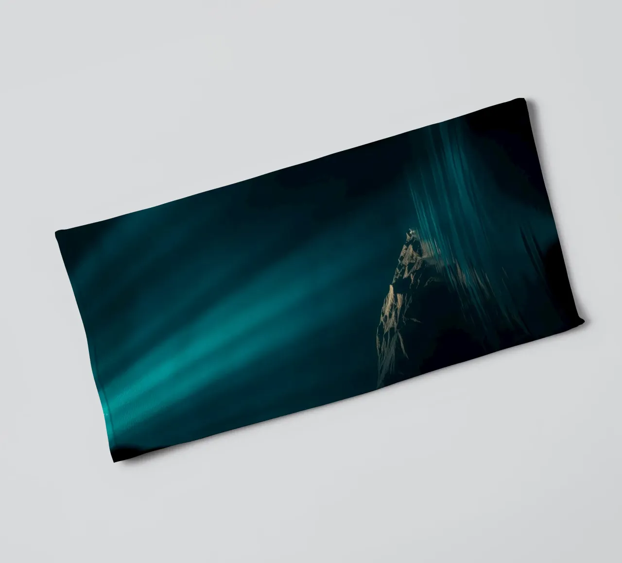 Stupefacenti fasci di luce calmante che si riflettono sull'acqua asciugamano da bagno da DesignDoodle