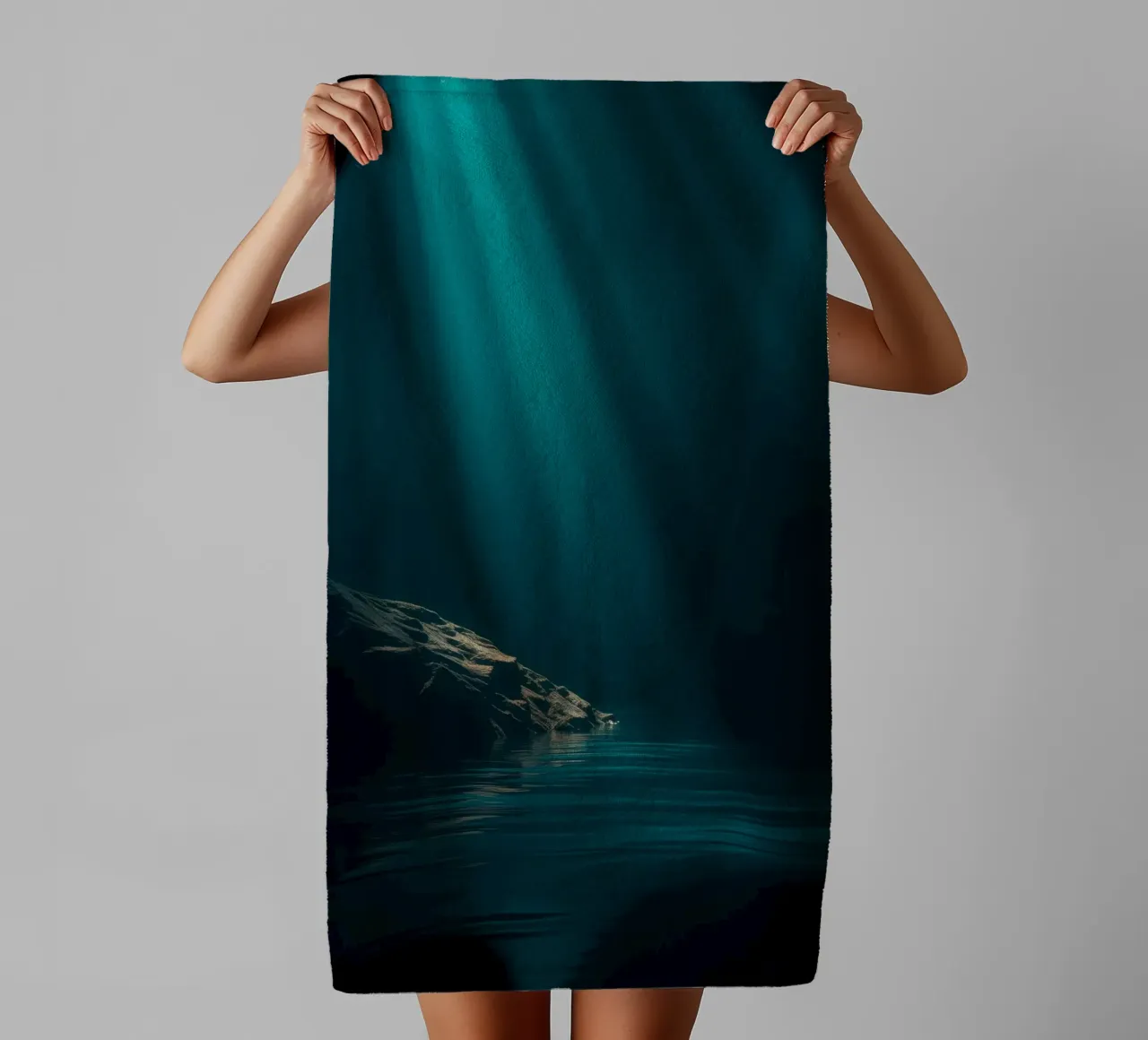 Stupefacenti fasci di luce calmante che si riflettono sull'acqua asciugamano da bagno da DesignDoodle