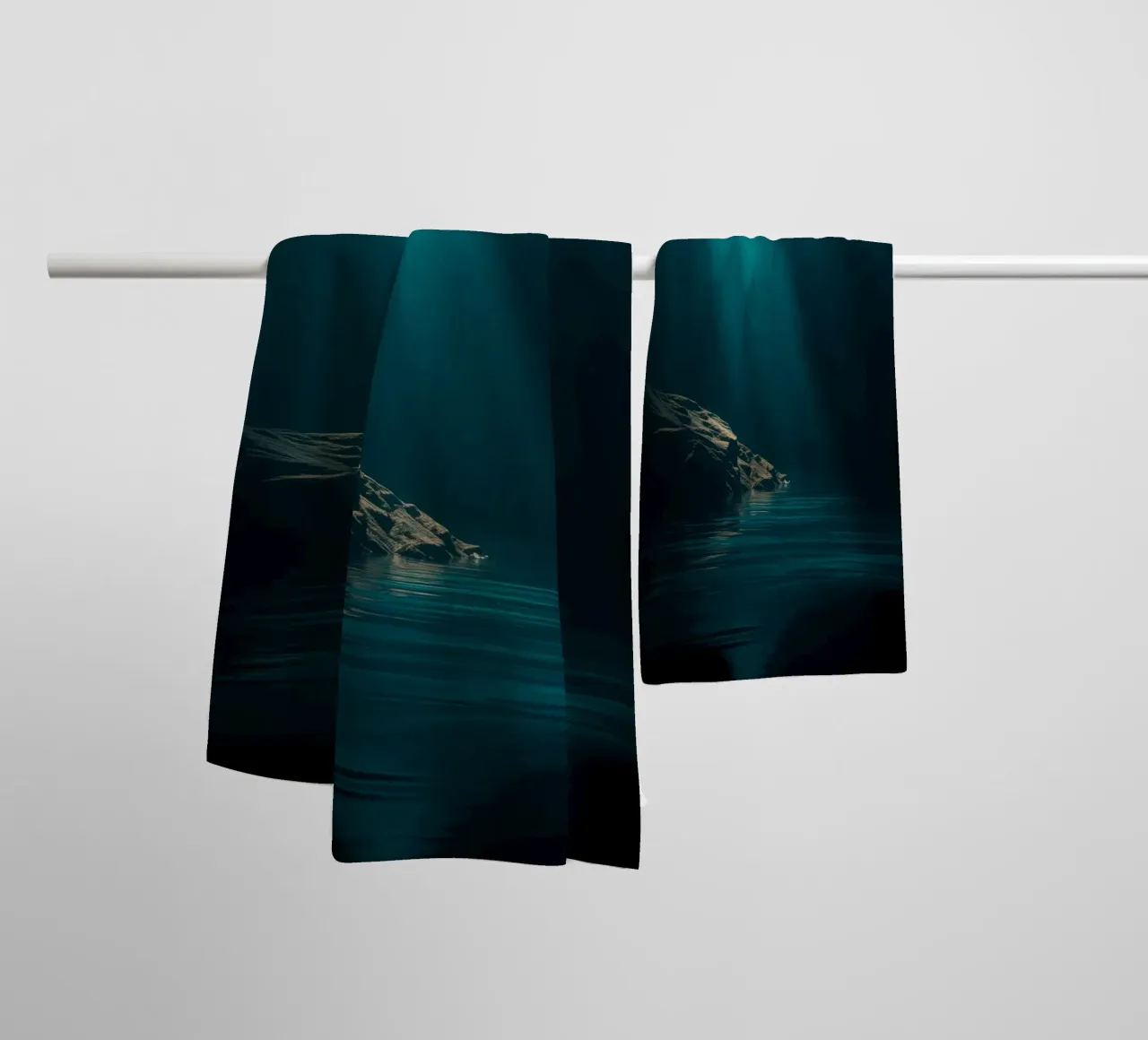 Stupefacenti fasci di luce calmante che si riflettono sull'acqua asciugamano da bagno da DesignDoodle