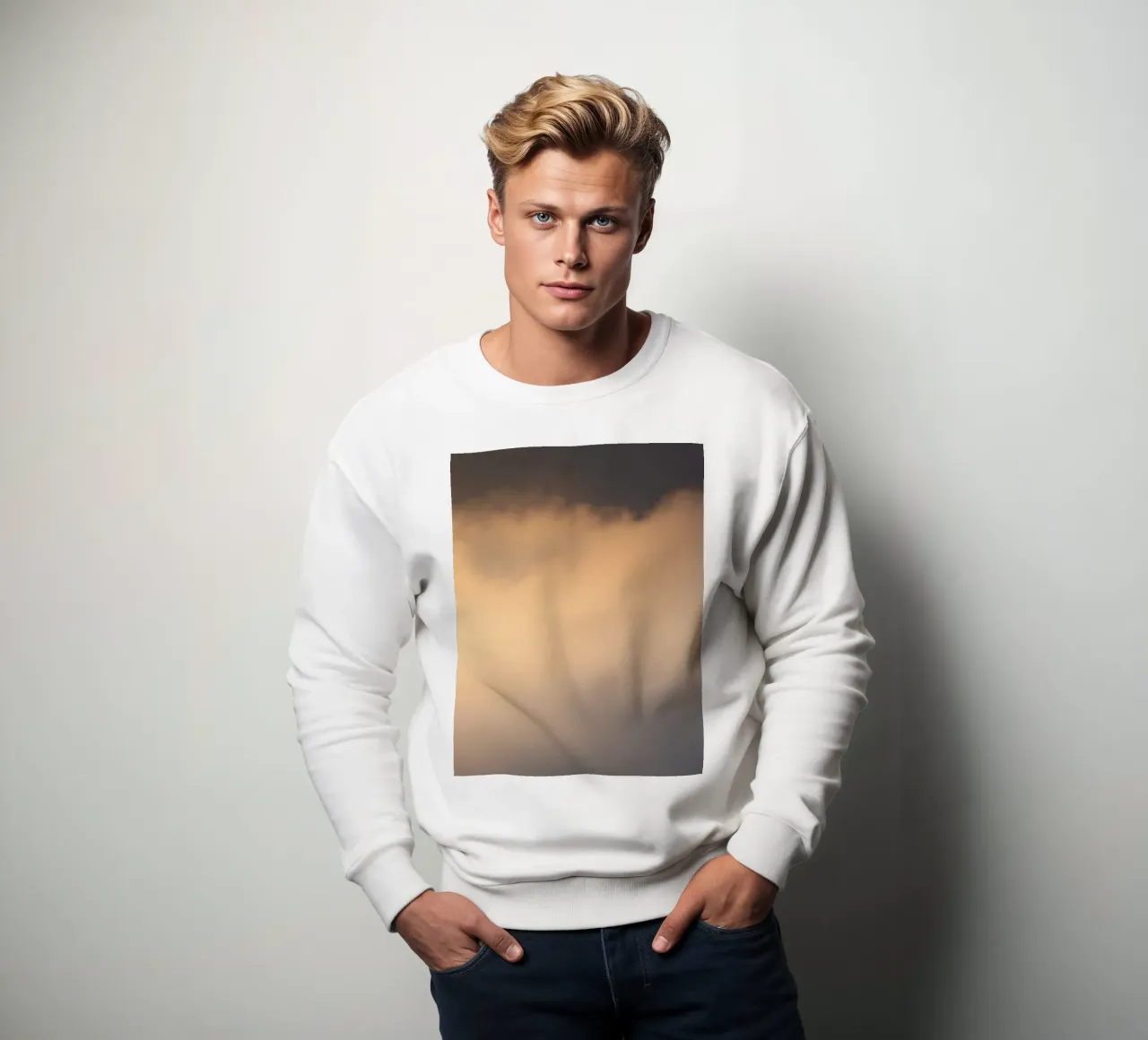 Ruhige abstrakte weiche Wolken in einem Farbverlauf aus warmen Tönen Sweatshirt von DesignDoodle