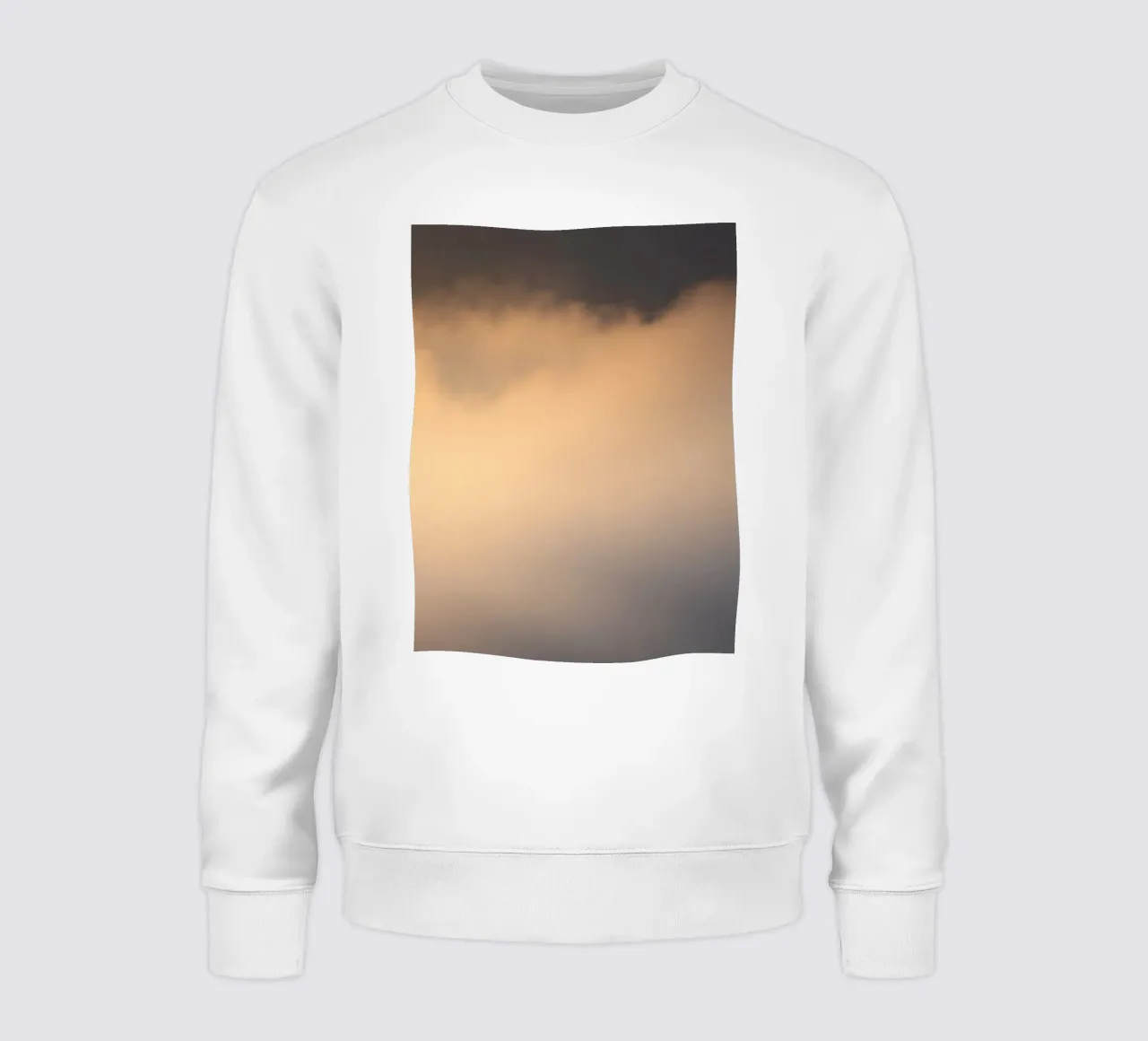 Ruhige abstrakte weiche Wolken in einem Farbverlauf aus warmen Tönen Sweatshirt von DesignDoodle