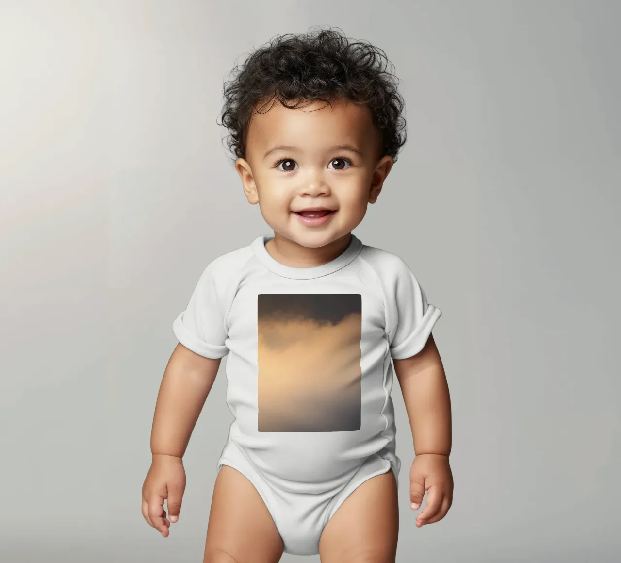 Ruhige abstrakte weiche Wolken in einem Farbverlauf aus warmen Tönen Kurzarm Babybody von DesignDoodle
