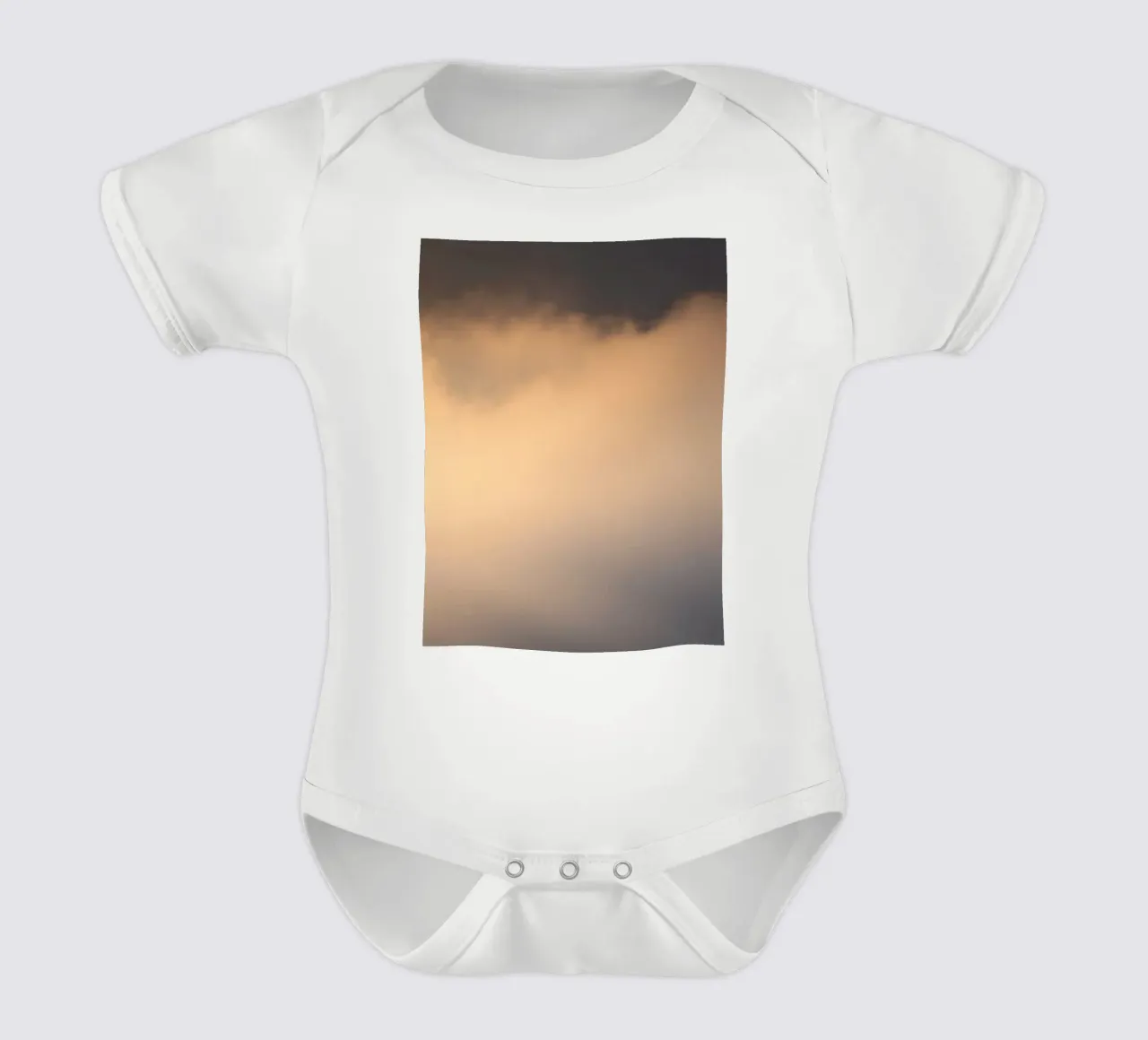 Ruhige abstrakte weiche Wolken in einem Farbverlauf aus warmen Tönen Kurzarm Babybody von DesignDoodle