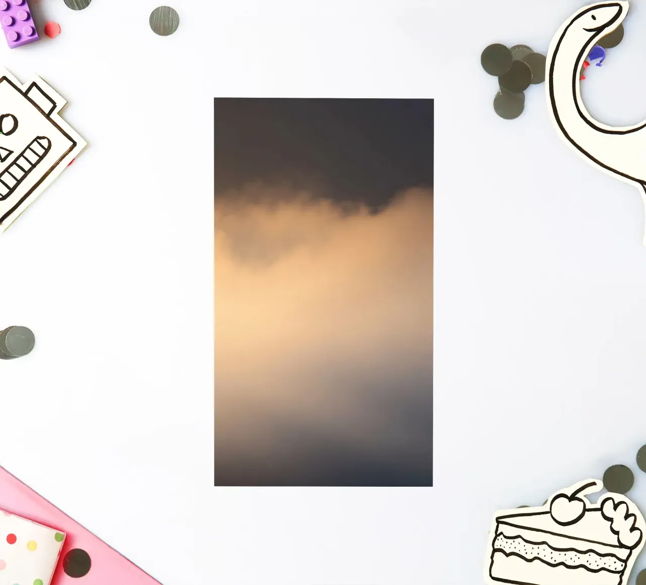 Nuages calmes et abstraits dans un dégradé de tons chauds autocollant de DesignDoodle