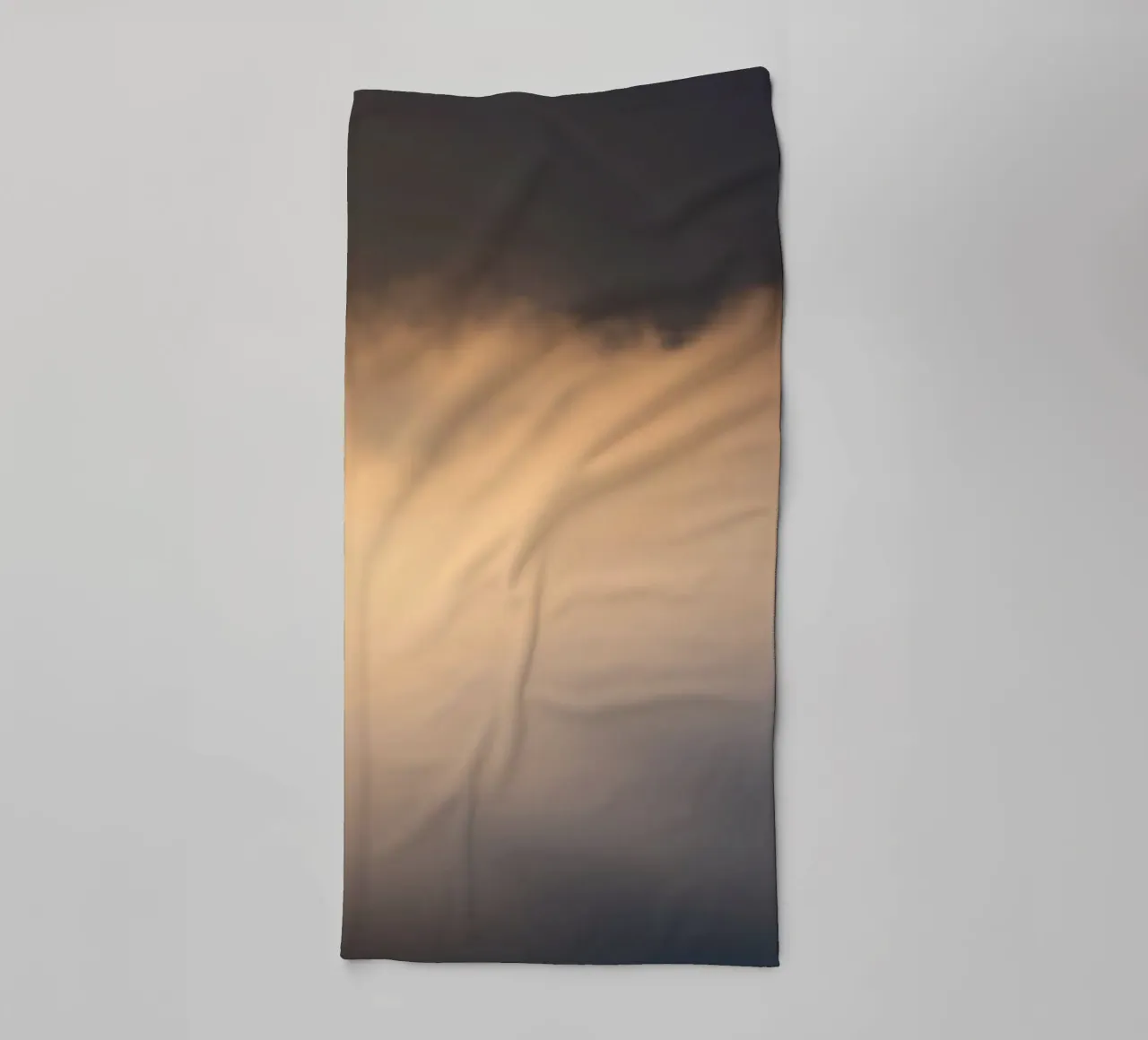 Rustige abstracte zachte wolken in een kleurverloop van warme tinten badhanddoek van DesignDoodle