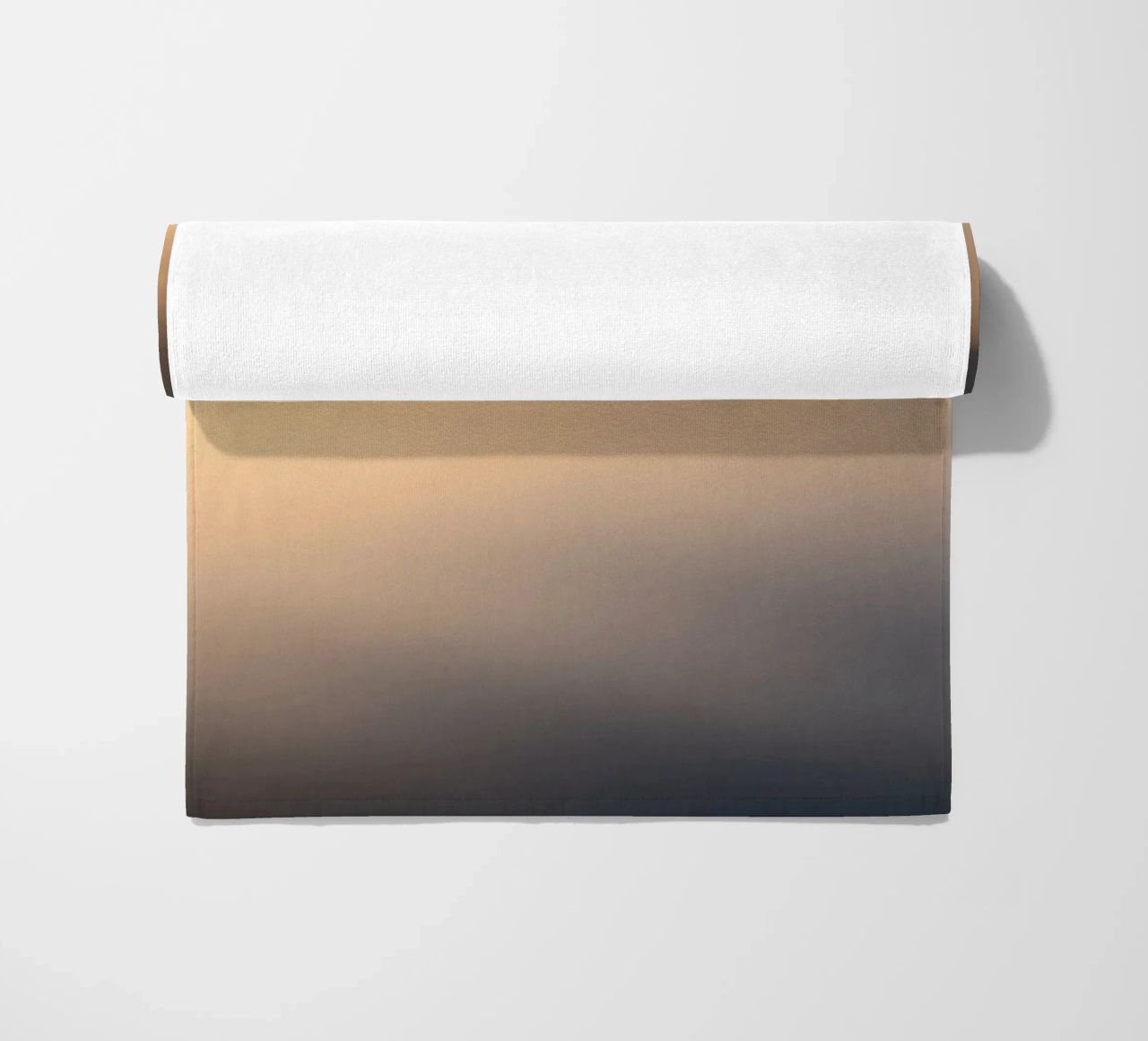 Nuvole astratte e morbide in un gradiente di toni caldi telo mare da DesignDoodle