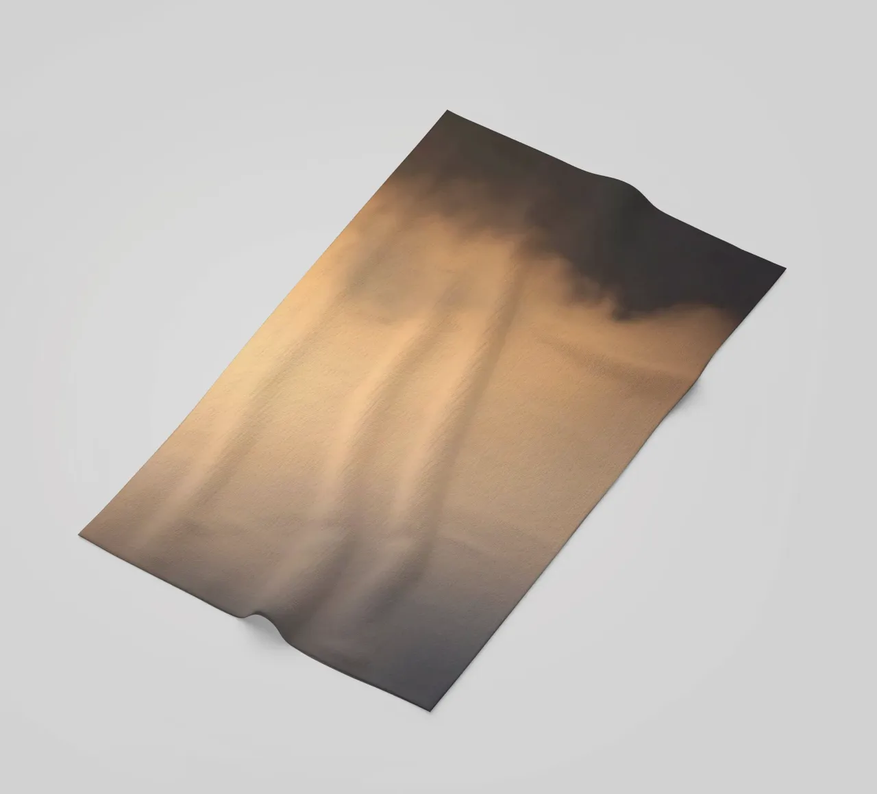 Ruhige abstrakte weiche Wolken in einem Farbverlauf aus warmen Tönen Strandtuch von DesignDoodle