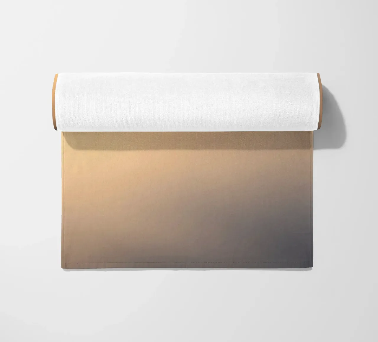 Ruhige abstrakte weiche Wolken in einem Farbverlauf aus warmen Tönen Strandtuch von DesignDoodle