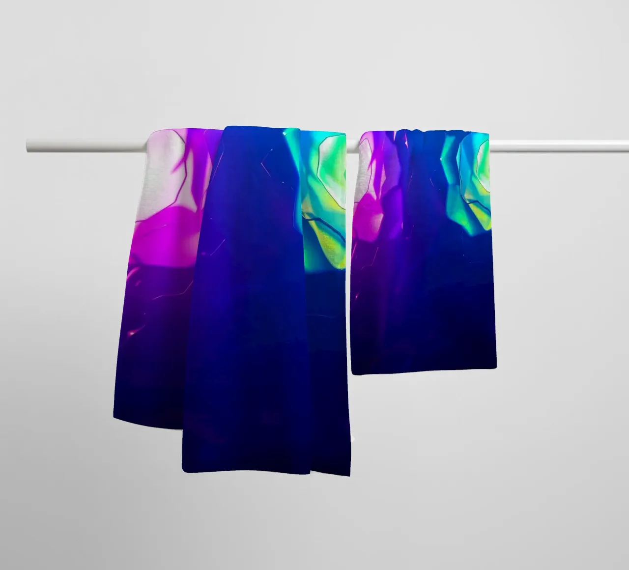 Design moderno con forme astratte di rose luminose e colorate asciugamano da bagno da DesignDoodle