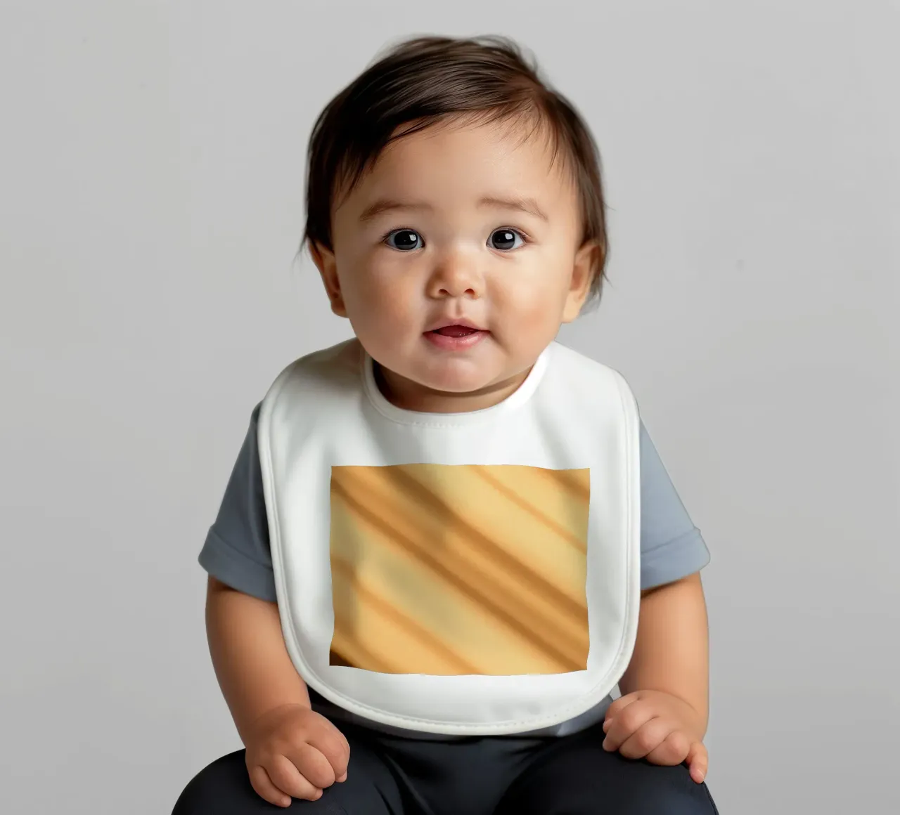 Abstrakter warmer Gradient Hintergrund mit glatten Linien Babylätzchen von DesignDoodle