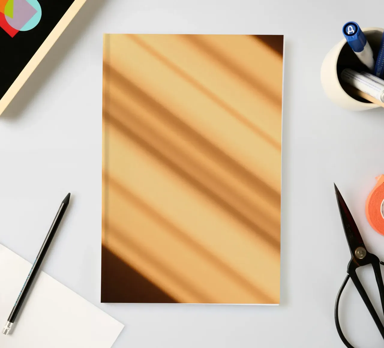 Sfondo astratto a gradiente caldo con linee morbide diario da DesignDoodle