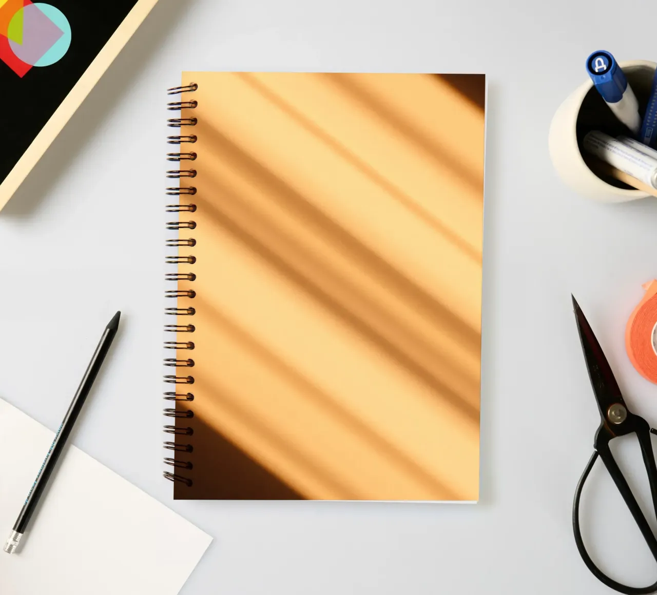 Abstracte warme verloopachtergrond met vloeiende lijnen notitieboek met spiraal van DesignDoodle