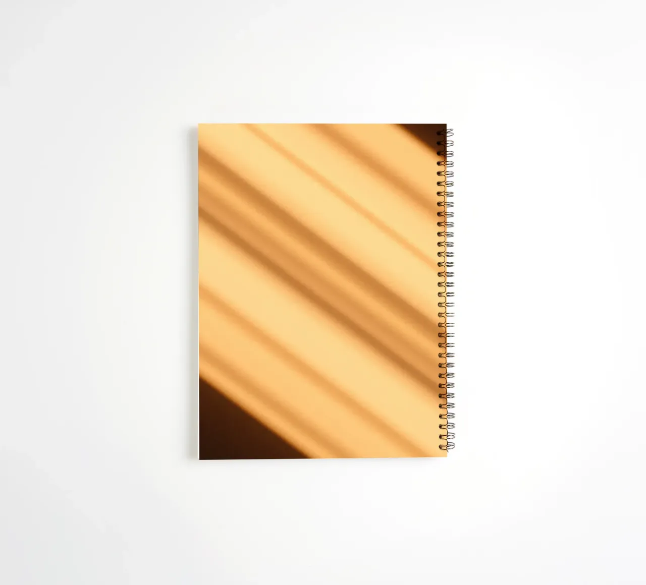 Abstracte warme verloopachtergrond met vloeiende lijnen notitieboek met spiraal van DesignDoodle